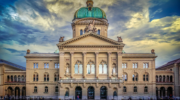Frontansicht des Bundeshauses in Bern