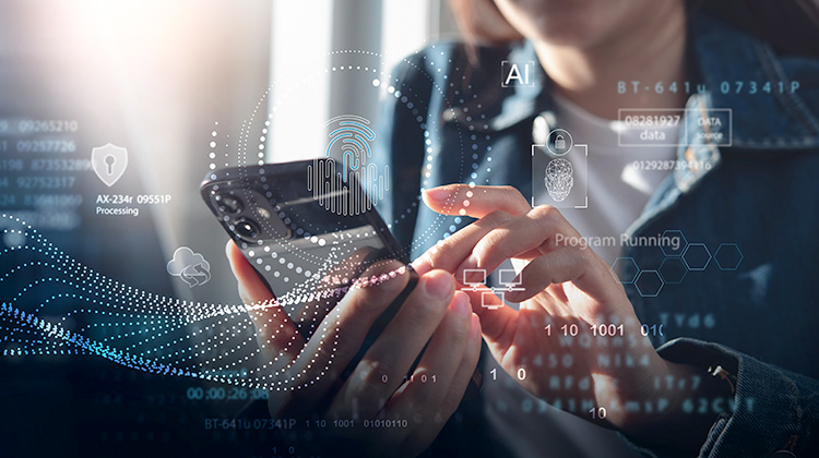 Frau beim Banking auf dem Handy