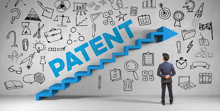 Manager im Anzug vor einer Wand mit der Aufschrift: Patent