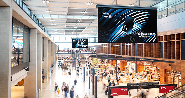 Flughafen-Terminal mit Werbung der Challenger-Bank Revolut