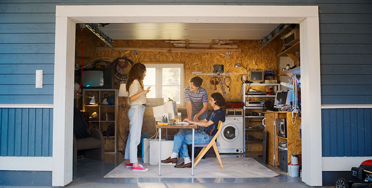 Jungunternehmer mit Startup in einer Garage