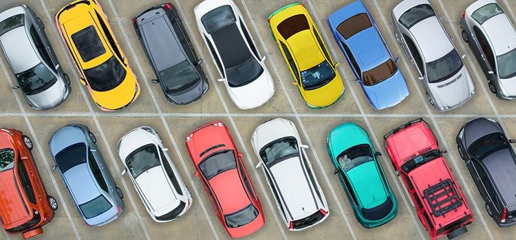 Parkierte Autos von oben betrachtet