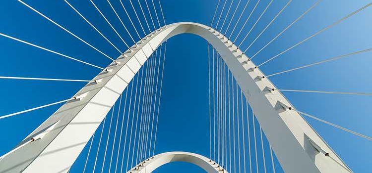 Die Hängekonstruktion einer Brücke gegen blauen Himmel