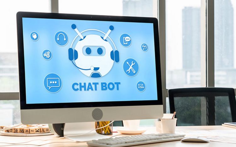 Monitor in einem Büro mit Chatbot auf der Oberfläche