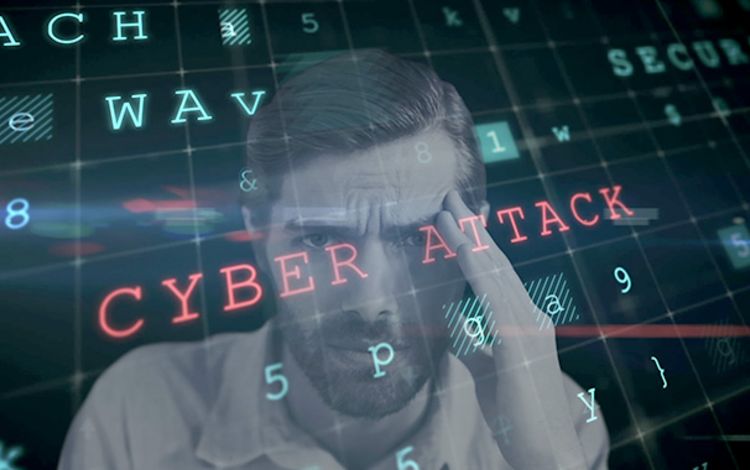 Mann ist besorgt wegen Cyberattacken