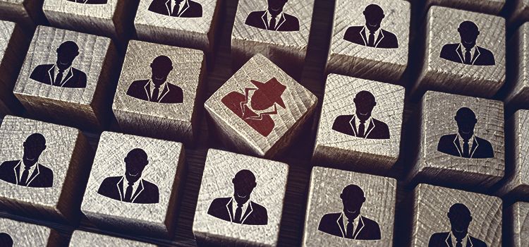 Würfel mit Silhouetten von Personen, ein Würfel ist anders