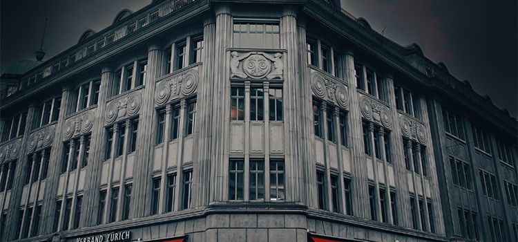 Die Fassade des Kaufleuten in Zürich