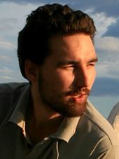 Milan Calovic, Doktorand in Politikwissenschaft an der Fakultät für Politikwissenschaft der Universität Belgrad mit einer Spezialisierung auf Geopolitik, politische Ökonomie und Finanzwesen