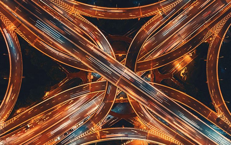Autobahnkreuz bei Nacht