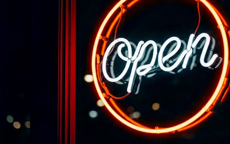 Leuchtschrift mit dem Wort Open