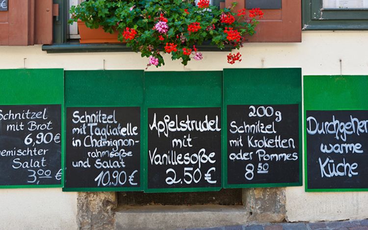 Menüvorschläge und Preisschilder an einem Wirtshaus