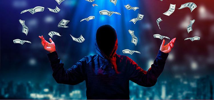 Hacker am PC wirft mit Dollarscheinen um sich