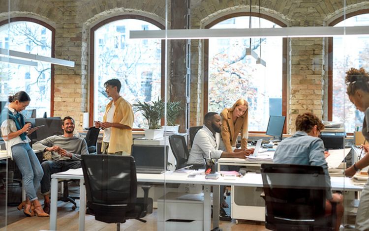 Mitarbeiter eines Startups im Büro