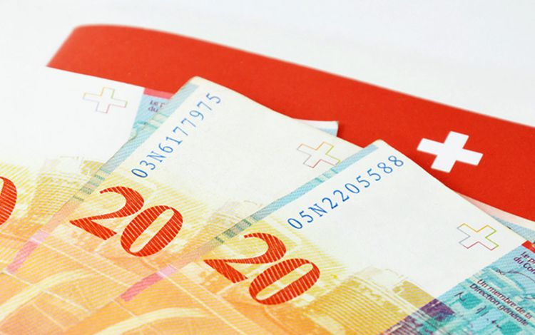 Schweizer Banknoten mit Schweizer Pass