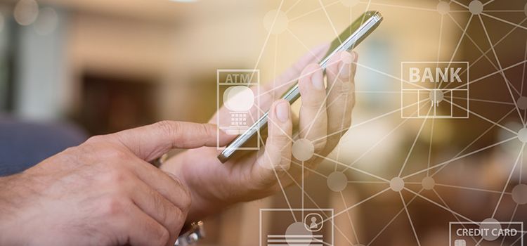 Hand mit Smartphone beim Banking
