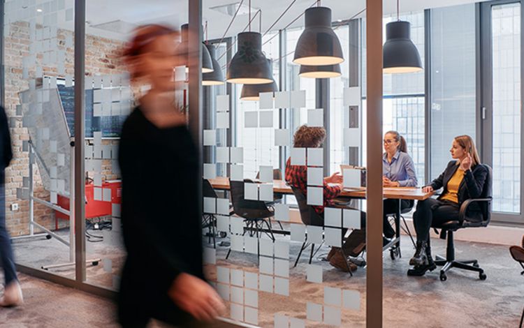 Büros und Menschen eines Startups