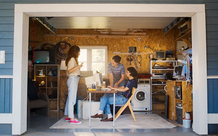 Jungunternehmer mit Startup in einer Garage