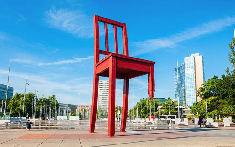 Roter Stuhl mit drei Beinen