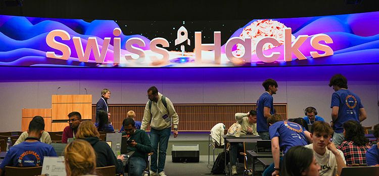 Blick auf die Bühne des SwissHacks 2025