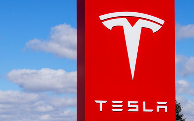 Tesla-Logo auf einem Schild
